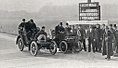 Les deux Decauville au départ des 'One Thousand Miles' de Londres, sur la piste de Crystal-Palace en avril 1900.