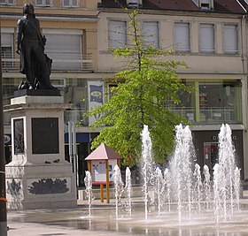 Statue de Claude Jacques Lecourbe, place de la Liberté.