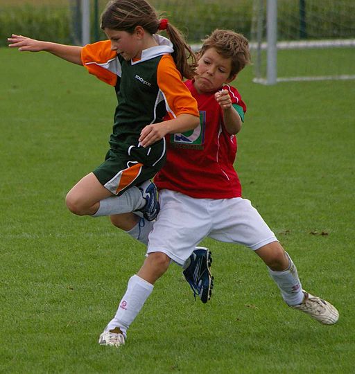 Mädchen beim Fußballspielen