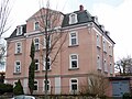 Mietshaus mit Einfriedung