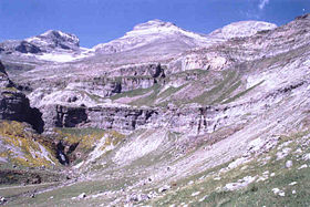 Les « Trois Sœurs » depuis le haut de la vallée d'Ordesa, de gauche à droite (d'ouest en est) : le cylindre du Marboré (3 325 m), le mont Perdu (3 348 m) et le soum de Ramond (3 257 m).
