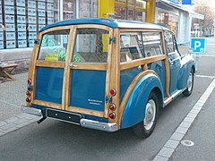 Morris Minor 1000 Traveller, le woody anglais. Notez l'autocollant "A dog is for life, not just for Christmas." Comme aurait dit Mère Denis : c'est bien vrai ça !