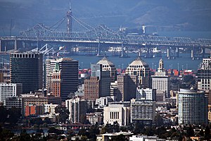 Panorama Oaklandu, s východním rozpětím mostu San Francisco – Oakland Bay Bridge v pozadí