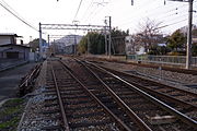 当駅より粟生方面はすべて単線区間となる。駅ホーム西側より（2010年1月）