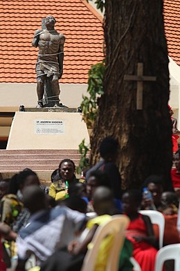 Photo du sanctuaire avec une statue représentant un homme noir attaché à un poteau, un bas coupé.