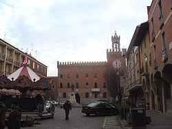 Piazza Quirico Filopanti kasama ang munisipyo.