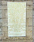 Plaque de marbre fixée sur la Notre-Dame de Toute Aide au hameau de Querrien à La Prénessaye dans les Côtes d’Armor.