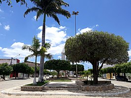 Plein Zéo Fernandes met de Katholieke kerk Senhora Santana in Luís Gomes