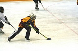 Flicka i Ontario spelar ringette.