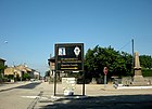 Ortszentrum mit dem Hinweisschild zum Militärgelände