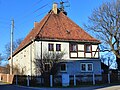 Wohnstallhaus eines ehemaligen Dreiseithofes und Torpfeiler der Hofzufahrt