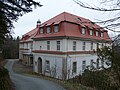 schlossartiges Wohnhaus (Nr. 21, später Gaststätte) mit Stützmauern, südlich gelegenem Aussichtspavillon im Wald, nordöstlich gelegenem Mausoleum im Wald und südöstlich gelegener künstlicher Ruine im Wald sowie Bediensteten-Wohnhaus (Nr. 6), Bediensteten-Doppelwohnhaus (Nr. 8/10), Garage (gegenüber Nr. 6) und zwei Torpfeiler