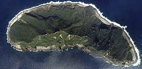 Vue aérienne d'Uotsuri-jima avec le mont Byōbu à droite.