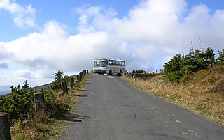 Úsek těsně pod vrcholem s právě projíždějícím turistickým autobusem