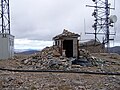 Der Gipfelcairn und diverse Mobilfunkmasten auf dem Gipfel des Cairnwell