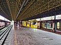 Quais de la station, déteriorés par le vandalisme.