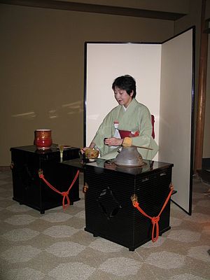 300px-Tea_ceremony_performing_1.jpg