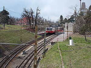 Vue du Fogaskerekű au terminus du Széchenyi-hegy depuis le pont Agancs.