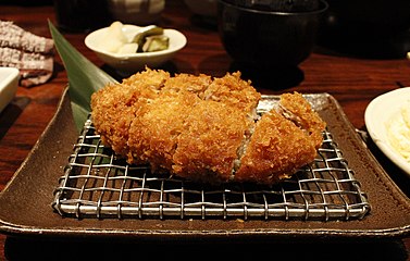 Тонкацу, ще один приклад йошоку (кухні, запозиченої з Європи)