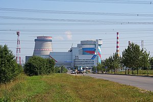 Blick auf das Kernkraftwerk von der Zufahrtsstraße im Juli 2010 (links ein in Kühlturm im Bau)