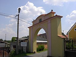 Brána do Kozinova statku v Újezdě.