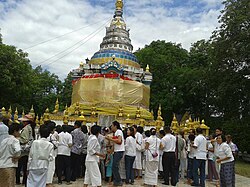 ชาวบ้านแห่ทำบุญที่วัดพระธาตุจอมแจ้ง