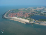 Luchtfoto van Westkapelle, met de Westkappelse Zeedijk duidelijk zichtbaar.