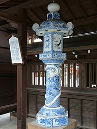 Porseleinen lantaarn bij de Matsubara-schrijn