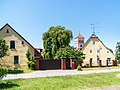 Wohnhaus, daran angebautes Seitengebäude, Auszugshaus (mit angebautem weiteren Seitengebäude), Scheune und Hofpflaster eines Dreiseithofes