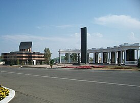 Мемориальный комплекс на площади Победы Саранска. Слева здание Музея боевого и трудового подвига 1941—1945 гг.