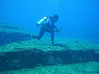 Formasi bebatuan di dasar laut.