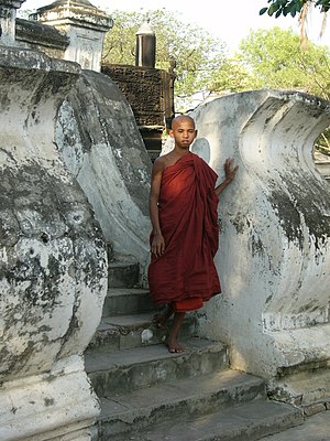 English: Young monk in front of the Bagaya Kya...