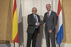 Le ministre Blok et Borrell à la Maison Johan de Witt de La Haye.