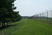 現代の空港まわりの金属製の柵（フェンス）。侵入者を防ぐために上部に有刺鉄線も備える。