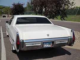 1971 Cadillac Sedan Deville, видна вентиляционная решётка под задним стеклом