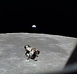 Поглед са прозора командног модула мисије Аполо 11. У кадру се виде: лунарни модул Eagle (Орао), површина Месеца и у позадини Земља