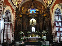 La chœur baroque, sculpté dans du cèdre importé du Costa Rica au XVIIe siècle. L’autel dédié au patron des causes impossibles, saint Jude Thaddée, est entièrement en argent.