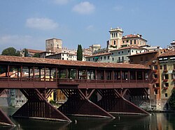 A Ponte degli Alpini és a Castello Superiore a Brenta jobb partjáról nézve