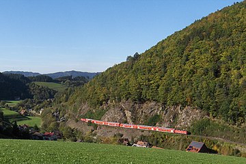 Èn Doppelstockzug vo dè DB Regio bi dè Yfahrt is Höllèdal