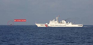 El BRP Sierra Madre en 2023 junto a un buque de la Guardia Costera de China.