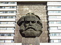 Verwaltungsgebäude, Karl-Marx-Monument mit einer die gesamte Höhe des dahinterliegenden Gebäudes einnehmenden Schrifttafel und rahmende platzartig gestaltete gärtnerische Anlage (Einzeldenkmale der Sachgesamtheit 09306753)