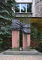 Pomnik bohaterom ziemi śląskiej poległym w obronie ojczyzny 1939–1945 przy budynku szkoły (2018)