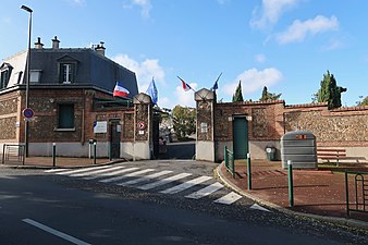 Entrée rue Voltaire, avec à gauche la maison du gardien.