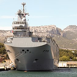 Le Dixmude, porte-hélicoptères de la classe Mistral, à Toulon pour armement. Le navire doit entrer en service en 2012. (définition réelle 3 616 × 3 616)