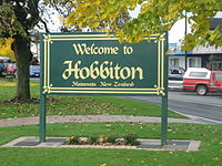 Tábla, amely jelzi, hogy Matamata-ban forgatták a Hobbitfalván játszódó jeleneteket