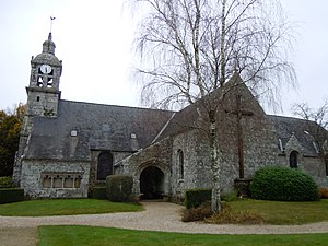 L'église paroissiale Saint-Samuel (côté sud) avec le porche et l'ossuaire.