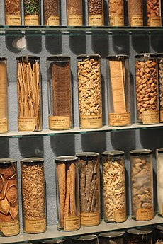 An antique selection of herbal medicines Et assortert utvalg urtemedisiner fra apoteket Ornen ved Glomdalsmuseet.jpg