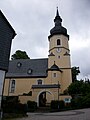 Kirche (mit Ausstattung) und Kirchhof mit Aufbahrungshalle, Torbogen und Einfriedung