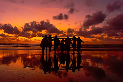 Siluety rybářů při západu slunce v indické Kérale