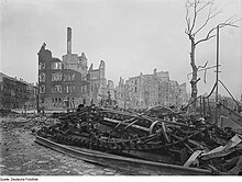 ドレスデンの仮設スクラップ置き場のある廃墟となった住宅地。（1945年）